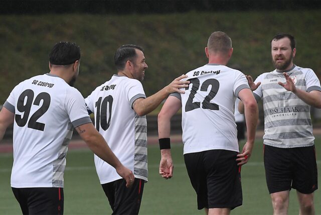 Jubelnde Spieler der SG Castrop.