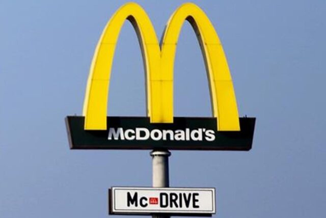 Die Montage zeigt einen McDonald’s-Pylon neben dem Waltroper SPD-Fraktionschef Detlev Dick.