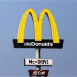 Die Montage zeigt einen McDonald’s-Pylon neben dem Waltroper SPD-Fraktionschef Detlev Dick.
