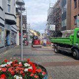 Ein Lkw und ein Bagger stehen in der Fußgängerzone Datteln.
