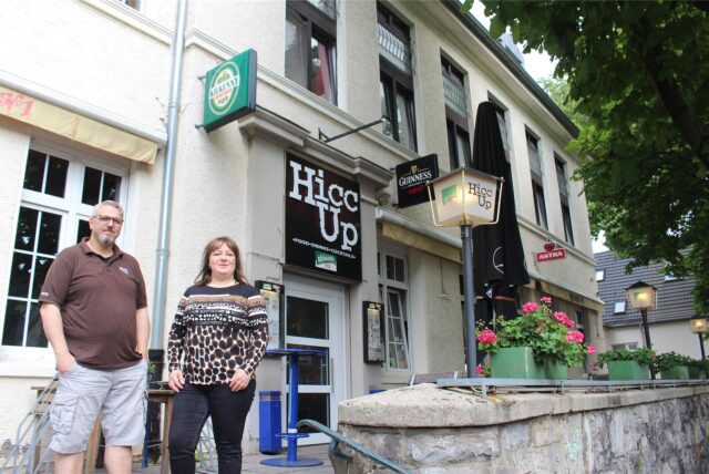 Michael D´Antonio und Bianca Jehle-D‘Antonio auf der Terrasse vor dem Eingang des „Hicc Up“ in Dorstfeld.