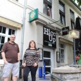 Michael D´Antonio und Bianca Jehle-D‘Antonio auf der Terrasse vor dem Eingang des „Hicc Up“ in Dorstfeld.