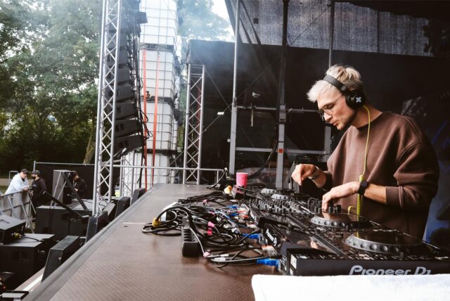 Fabian Neumann beim Waltroper Parkfest 2023 auf der Bühne als DJ „Alle und Jeder“