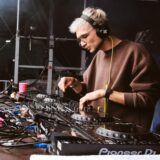 Fabian Neumann beim Waltroper Parkfest 2023 auf der Bühne als DJ „Alle und Jeder“