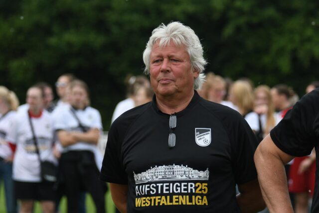 Bernd Melchers trägt ein Aufstiegs-Shirt des FC Nordkirchen