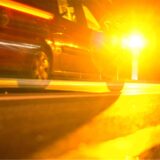 Ein Auto wird nachts geblitzt.