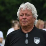 Bernd Melchers trägt ein Aufstiegs-Shirt des FC Nordkirchen