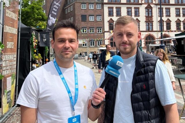 Ruhr Nachrichten-Reporter Martin Bytomski und Organisator Yannik Ostermann stehen beim Street-Food-Music-Festival auf dem Friendesplatz in Dortmund.