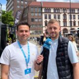 Ruhr Nachrichten-Reporter Martin Bytomski und Organisator Yannik Ostermann stehen beim Street-Food-Music-Festival auf dem Friendesplatz in Dortmund.