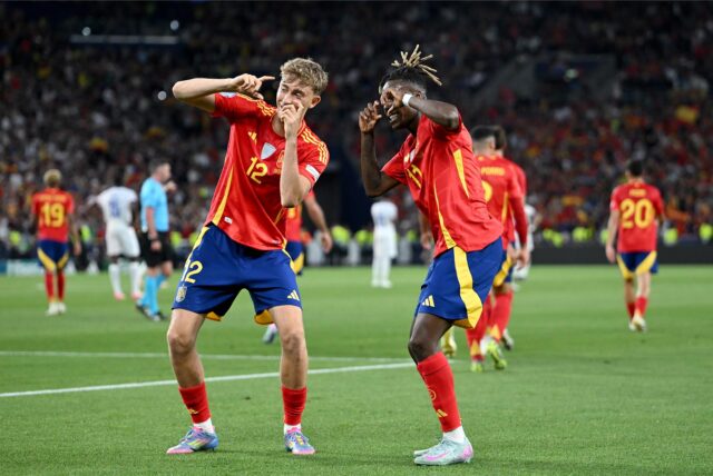 Nico Williams und Dean Huijsen bejubeln ein Tor von Spanien im Halbfinale der Nations League 2025 gegen Frankreich.