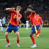 Nico Williams und Dean Huijsen bejubeln ein Tor von Spanien im Halbfinale der Nations League 2025 gegen Frankreich.