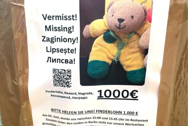 Ein Plakat zu einer Suchaktion hängt an der Ahornallee in Berlin-Charlottenburg. In Berlin läuft derzeit eine breit angelegte Suchaktion nach dem Teddybären «Mini». 1000 Euro Finderlohn sind auf Steckbriefen ausgesetzt, «wenn das Bärchen unversehrt zu uns zurückkehrt». Offensichtlich haben Diebe den Teddy gemeinsam mit gewöhnlichen Wertsachen in einem Berliner Lokal gestohlen.