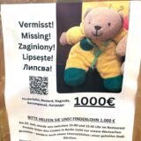 Ein Plakat zu einer Suchaktion hängt an der Ahornallee in Berlin-Charlottenburg. In Berlin läuft derzeit eine breit angelegte Suchaktion nach dem Teddybären «Mini». 1000 Euro Finderlohn sind auf Steckbriefen ausgesetzt, «wenn das Bärchen unversehrt zu uns zurückkehrt». Offensichtlich haben Diebe den Teddy gemeinsam mit gewöhnlichen Wertsachen in einem Berliner Lokal gestohlen.
