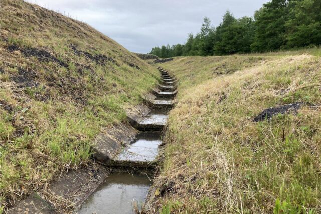 Die Oberflächenwasserableitung auf der Halde Brinkfortsheide Erweiterung ist wichtig für die dauerhafte Standsicherheit.