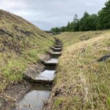 Die Oberflächenwasserableitung auf der Halde Brinkfortsheide Erweiterung ist wichtig für die dauerhafte Standsicherheit.