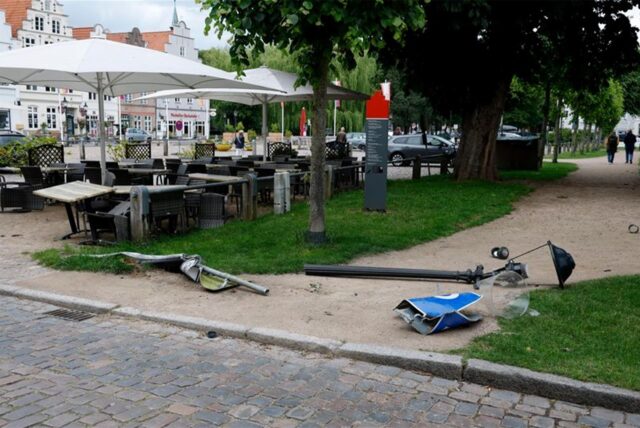 Ein Autofahrer hat in Nordfriesland auf einem Marktplatz die Kontrolle über seinen Wagen verloren.