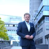 Dr. Hans Christian Atzpodien vor dem Klinikum in Bochum