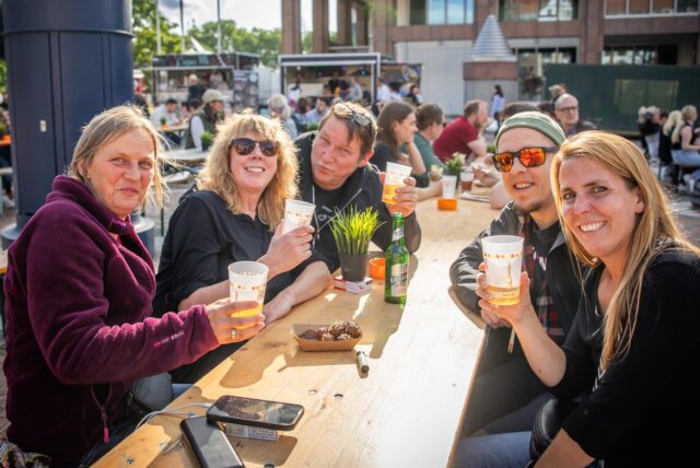 Besucher beim Street Food & Music Festival in Dortmund.