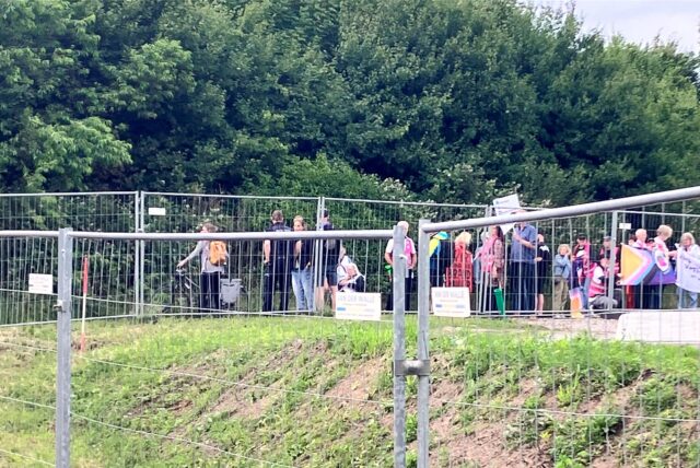 Demonstranten an der ZUE in Haltern.