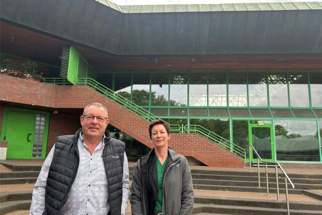 Andre Knoche von den Sport- und Freizeitbetrieben und Julia Alcantara vor dem alten Nordbad.
