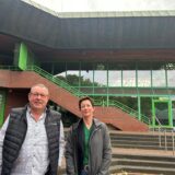 Andre Knoche von den Sport- und Freizeitbetrieben und Julia Alcantara vor dem alten Nordbad.