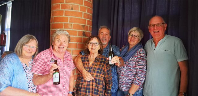 Impressionen von der vom Seniorenbeirat organisierten Ü60-Party im Bürgerhaus Herten. Eine Gruppe von Männern und Frauen hat sich zu einem Gruppenbild zusammengestellt.