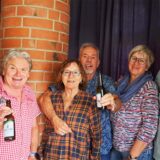 Impressionen von der vom Seniorenbeirat organisierten Ü60-Party im Bürgerhaus Herten. Eine Gruppe von Männern und Frauen hat sich zu einem Gruppenbild zusammengestellt.