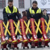 Polizisten bauen sogenannten Trucksperren auf.