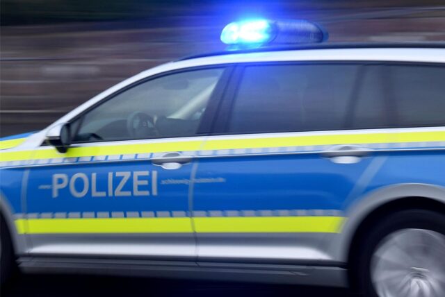 Ein Einsatzfahrzeug der Polizei mit eingeschaltetem Blautlicht. (Symbolbild)