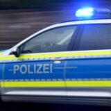 Ein Einsatzfahrzeug der Polizei mit eingeschaltetem Blautlicht. (Symbolbild)