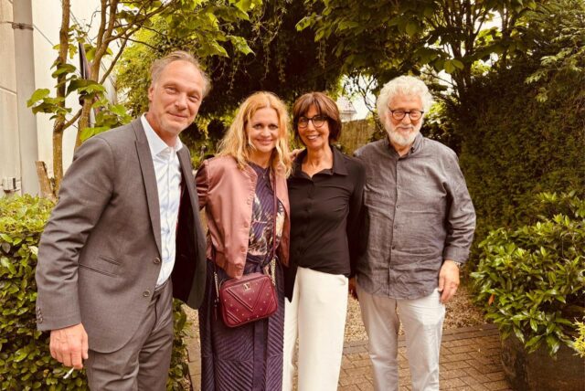 Die Schauspieler Martin Brambach und Christine Sommer mit dem Künstlerpaar Uschi Klaas und Heinrich Brockmeier (v.l.) aus Recklinghausen.