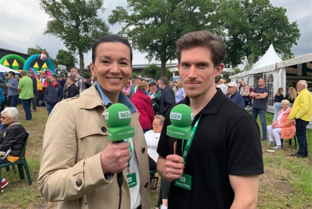 Danijela Budschun und Jan van Huizen mit WZ-Mikrofonen beim Schützenfest.