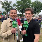 Danijela Budschun und Jan van Huizen mit WZ-Mikrofonen beim Schützenfest.