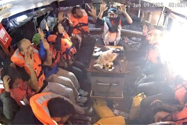 Die Aufnahme einer Überwachungskamera an Bord zeigt zwölf Aktivisten im Innenbereich des Segelschiffs „Madleen“. Das Segelschiff «Madleen» hat in der sizilianischen Stadt Catania abgelegt. An Bord befinden sich neben der Aktivistin Greta Thunberg elf weitere Aktivisten aus verschiedenen Ländern, die Hilfsgüter in den Gazastreifen bringen wollen.