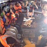 Die Aufnahme einer Überwachungskamera an Bord zeigt zwölf Aktivisten im Innenbereich des Segelschiffs „Madleen“. Das Segelschiff «Madleen» hat in der sizilianischen Stadt Catania abgelegt. An Bord befinden sich neben der Aktivistin Greta Thunberg elf weitere Aktivisten aus verschiedenen Ländern, die Hilfsgüter in den Gazastreifen bringen wollen.
