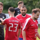 Mehrere Spieler diskutieren mit dem Schiedsrichter.