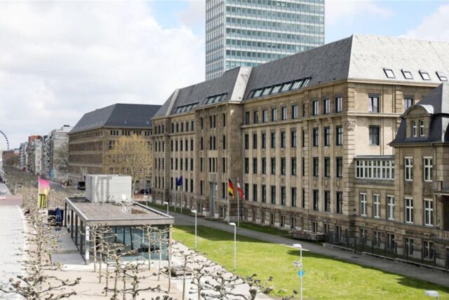 Die Staatskanzlei in Düsseldorf, Sitz des Ministerpräsidenten von Nordrhein-Westfalen. Die Landesregierung und der Landtag laden am 5. Juli in Düsseldorf unter dem Motto «Hey, Demokratie!» zu Informationsangeboten und Besichtigungen ein.