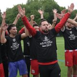 Mit ihren Fans feiern hier die Spieler von Kültürspor Datteln den Aufstieg in die Kreisliga A.