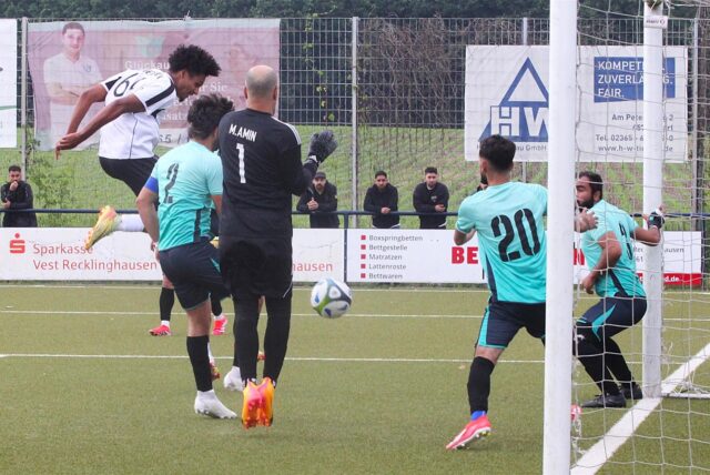 Der Moment, der die DJK Germania Lenkerbeck wieder hoffen lässt: Dennis Fleck köpft und trifft per Aufsetzer ins Hochlarmarker Tor.   FOTO Thomas Braucks
