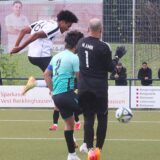 Der Moment, der die DJK Germania Lenkerbeck wieder hoffen lässt: Dennis Fleck köpft und trifft per Aufsetzer ins Hochlarmarker Tor.   FOTO Thomas Braucks
