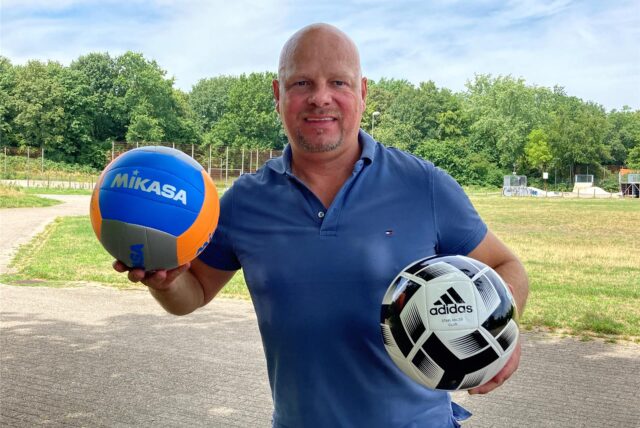 Andre Mölleken mit zwei Bällen.