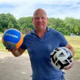 Andre Mölleken mit zwei Bällen.