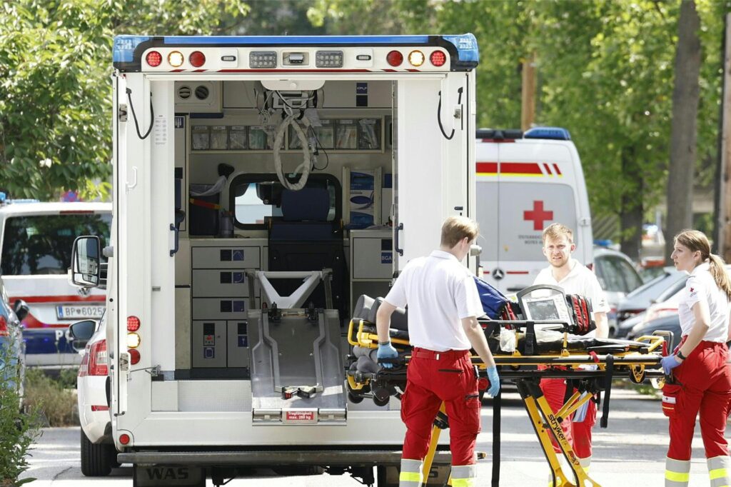 Sanitäter bereiten sich in der Nähe des Tatorts auf den Einsatz vor. Ein Polizei-Großeinsatz ist in einer Grazer Schule in der Dreierschützengasse angelaufen. Bei den Schüssen an einer Grazer Schule sind nach Angaben des ORF mehrere Menschen getötet worden. 