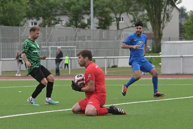Tore fielen zwar keine im Relegationsspiel zwischen dem VfB Waltrop II und SuS Hervest-Dorsten. Zu tun hatten die jeweiligen Torhüter (hier Dorstens Florian Kalinowski, der vor Waltrops Aras Rashid den Ball abfängt) aber dennoch.