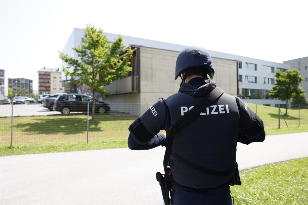 Ein Polizist steht in der Nähe des Tatorts. Ein Polizei-Großeinsatz ist in einer Grazer Schule in der Dreierschützengasse angelaufen. 