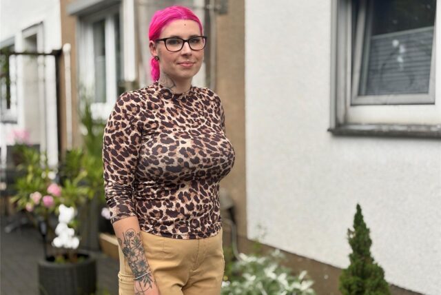 Annkathrin Frohne vor ihrem Haus in Castrop-Rauxel.