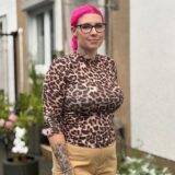 Annkathrin Frohne vor ihrem Haus in Castrop-Rauxel.