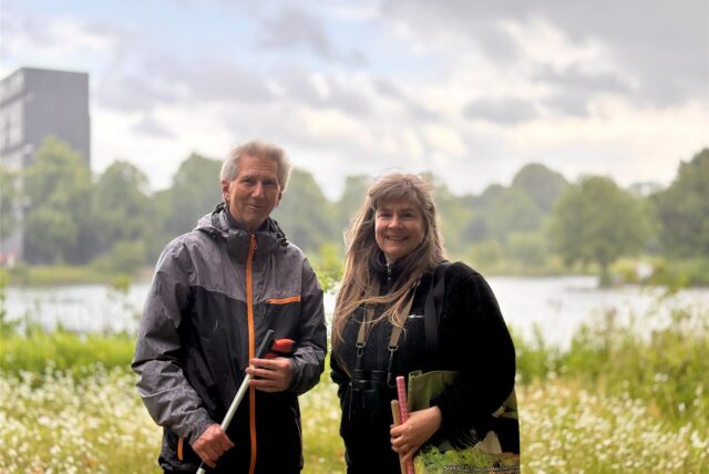 Dieter Kunkel und Britta Müller stehen vor dem City-See.