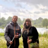 Dieter Kunkel und Britta Müller stehen vor dem City-See.