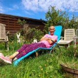 Wetterexperte Burkhard Dreischer auf einer Sonnenliege in seinem Garten.